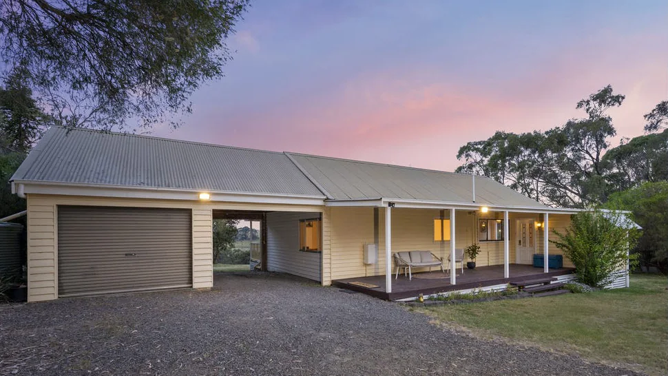 Lauriston property front facade — weatherboard house with verandah, driveway and rural Central Victoria setting
